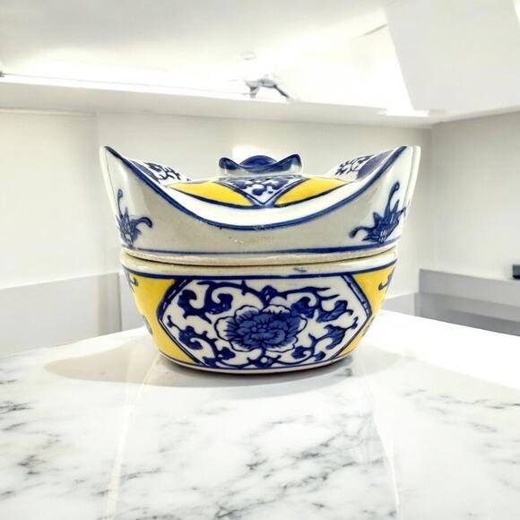 Chinese Vintage 1950s White, Yellow, and Blue Lucky Ingots Shaped Porcelain Box - Picture 1 of 10